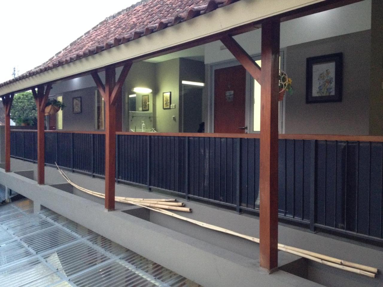De Riau Guesthouse Бандунг Екстериор снимка