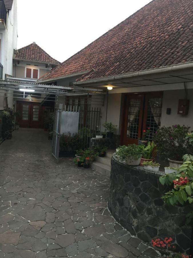 De Riau Guesthouse Бандунг Екстериор снимка