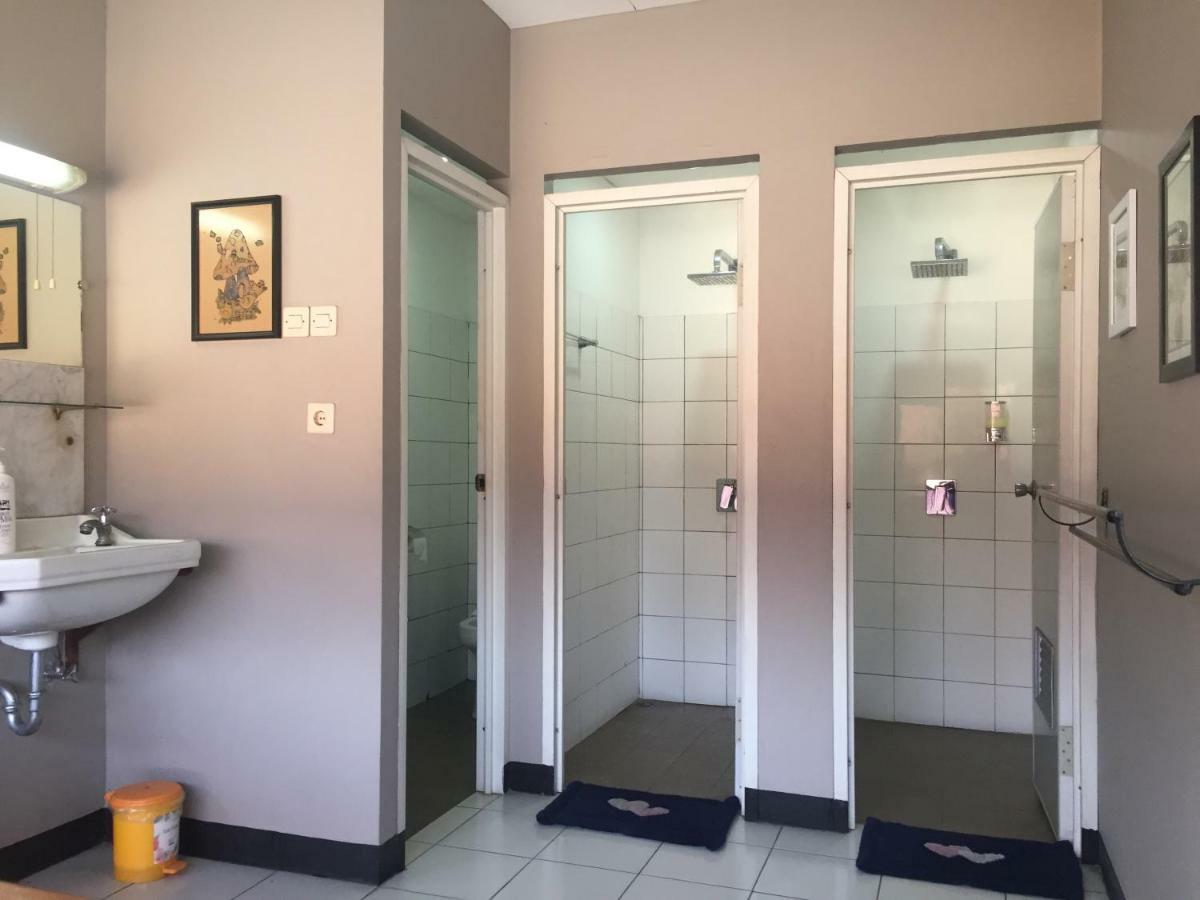 De Riau Guesthouse Бандунг Екстериор снимка